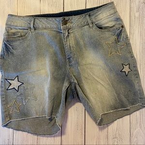 New Avenue denim shorts with Star appliqué size 16